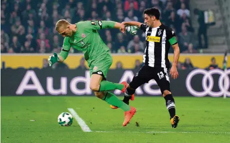  ?? FOTO: FIRO ?? Fehltritt ohne Folgen: Der Mainzer Schlussman­n Robin Zentner hatte den Ball aus den Augen verloren und Lars Stindl zum Torschuss eingeladen.