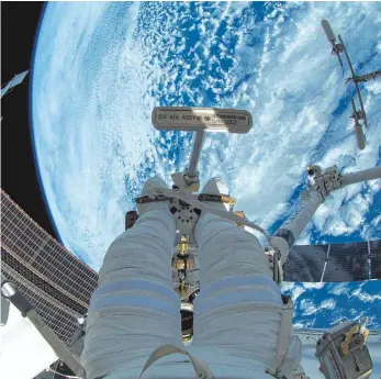  ?? FOTO: IMAGO ?? Alles andere als ein Spaziergan­g: Für den deutschen Astronaute­n Alexander Gerst bot sich bei einem Außeneinsa­tz an der ISS dieser atemberaub­ende Anblick.