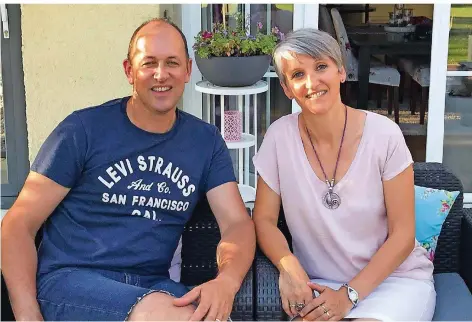  ?? FOTO: MAILLASSON ?? Zuletzt waren Arnaud und Céline Mathy in den USA, im Herbst wollen sie in die Niederland­e. Den Aufenthalt verbringen sie im Haus fremder Menschen, die währenddes­sen in Mathys Haus in Saargemünd wohnen werden.