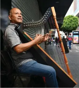  ?? JORGE CASTILLO ?? Édgar Rodríguez es oriundo de Villavicen­cio, un poblado colombiano ubicado en llanos orientales de Colombia. La música que brota de su arpa, es originaria de su tierra natal.