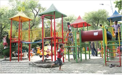  ??  ?? BEBAS BERGERAK: Taman Abhirama di Jalan Ponti menjadi salah satu jujukan keluarga, terutama saat akhir pekan. Selain penuh pepohonan rindang dan taman bunga, wahana permainan anak di sana tergolong lengkap. Gratis pula.