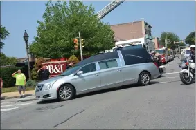  ?? RICHARD ILGENFRITZ — MEDIANEWS GROUP ?? Lower Merion firefighte­rs salute as the body of Sean DeMuynck passes by.