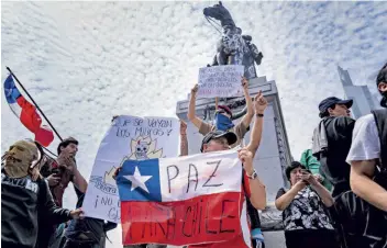  ??  ?? TUTTI IN PIAZZA
Manifestan­ti in piazza Baquedano a Santiago del Cile al sesto giorno di protesta, il 23 ottobre. Il 25, il presidente Sebastián Piñera ha annunciato un rimpasto di governo.