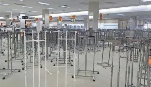  ?? PAUL GORES / MILWAUKEE JOURNAL SENTINEL ?? Once-packed clothes racks stand empty on the Sears store's final day.