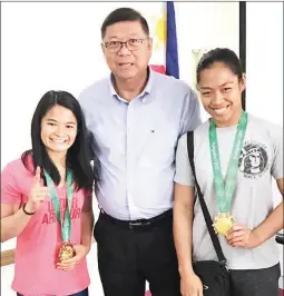  ??  ?? Philippine Sports Commission (PSC) chairman William "Butch" Ramirez, center, presents to the media Meggie Ochoa, left, and Annie Ramirez, the jiu-jitsu gold medalists in the last Asian Indoor and Martial Arts Games in Ashgabat, Turkmenist­an. (Waylon...