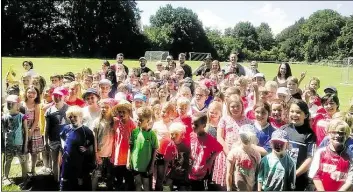  ?? BILD: VEREIN FÜR KINDER ?? Sie traten zur Ferienolym­piade an: Auf dem Sportplatz des 1. FC Ohmstede durfte der Verein für Kinder wieder einmal sein Spiel- und Sportfest austragen.