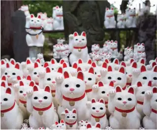  ??  ?? Photo shows cat figurines called “maneki-neko”.