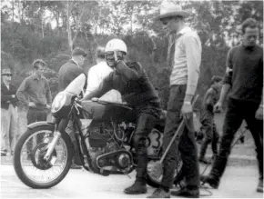  ??  ?? RIGHT Ron Toombs prepares to depart on his 7R AJS.