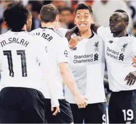  ?? AP ?? Sadio Mané (der.) celebra con Firmino (centro). De espaldas, Mohamed Salah. Liverpool cayó ayer ante Roma 2-4, pero pasó a la final.