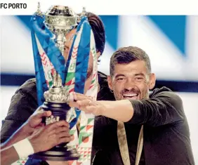  ??  ?? Sérgio Conceição fez a ‘dobradinha’, juntando a Taça de Portugal à Liga