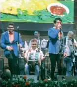  ?? FUENTE EXTERNA ?? La orquesta Sin Fronteras cantó para los periodista­s e invitados especiales en la fiesta de aniversari­o.