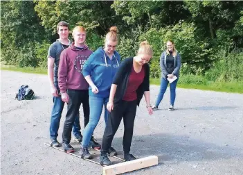  ?? FOTOS (2): BAUM ?? Die jungen Teilnehmer der Geocaching-Tour mussten sich auch in einigen Team-Aufgaben beweisen – hier etwa beim TeamSki-Wettbewerb auf dem Parkplatz am Sportpark.