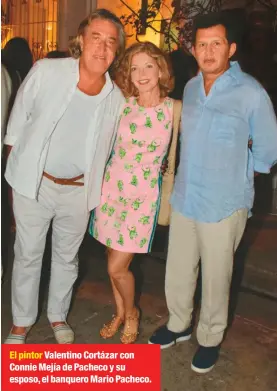  ??  ?? El pintor Valentino Cortázar con Connie Mejía de Pacheco y su esposo, el banquero Mario Pacheco.