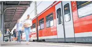  ?? ARCHIVFOTO: GS ?? Wer mit der Bahn ab Grevenbroi­ch etwa nach Mönchengla­dbach oder Neuss fahren möchte, muss auf den SEV umsteigen.