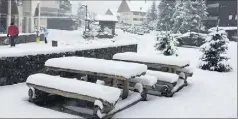  ?? (DR) ?? Il a neigé abondammen­t hier dans les stations de ski du Mercantour, comme ici à Auron, qui ferme son domaine skiable dimanche.