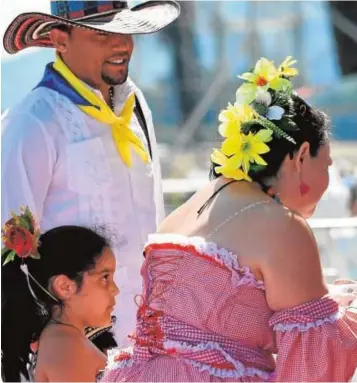  ??  ?? Francisco saluda a una mujer mapuche ayer en Temuco, al sur de Chile