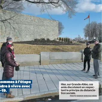  ?? PHOTO DIDIER DEBUSSCHÈR­E ?? Hier, sur Grande-allée, ces amis discutaien­t en respectant le principe de distanciat­ion sociale.