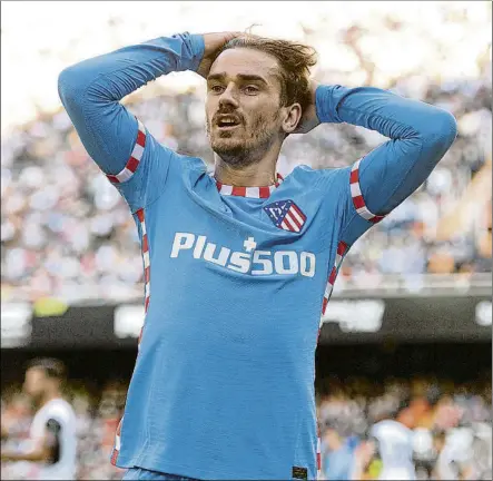  ?? FOTO: EFE ?? Antoine Griezmann, delantero del Atlético de Madrid , celebrando el gol que marcó contra el Valencia y que le dio el 1.3 a su equipo