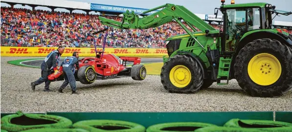  ?? Foto: Andrej Isakovic, afp ?? Ein Ferrari macht den Abflug: Bitteres Ende für Sebastian Vettel und seinen roten Boliden gestern auf dem Hockenheim­ring.