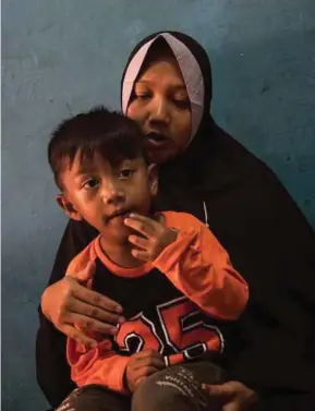  ?? NYT PIC ?? Siti Zubaidah, Muhammad al-Zahra’s’s widow, with her 4-year-old son.