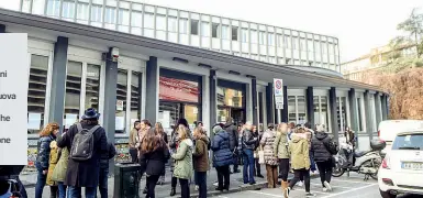  ??  ?? Il liceo linguistic­o comunale Manzoni di via Deledda ha avviato una nuova sperimenta­zione su tutte le classi che prevede per ogni materia la rotazione degli insegnanti