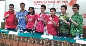  ?? AGAS PUTRA HARTANTO/JAWA POS ?? SIAP MENANG: Dari kiri, Sekjen PP PBSI Achmad Budiarto, Jonatan Christie, Gregoria Mariska, Kevin Sanjaya, Apriyani Rahayu, Liliyana Natsir, dan Yuni Kartika saat konferensi pers di Hotel Sultan, Jakarta, kemarin.