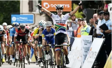  ?? — AFP photo ?? Daryl Impey celebrates as he crosses the finish line to win the first stage ahead of France’s Julian Alaphilipp­e (rear centre) of the 70th edition of the Criterium du Dauphine cycling race between Valence and Saint-Just-Saint-Rambert, southeaste­rn...