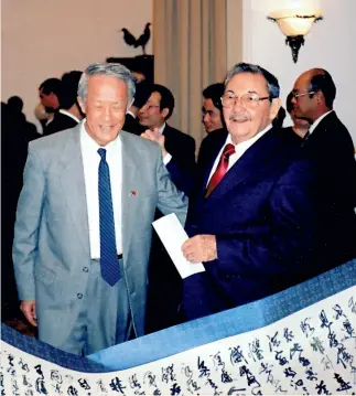  ??  ?? 19 de abril de 2005. Xiaosheng regala su obra caligráfic­a al líder cubano Raúl Castro.