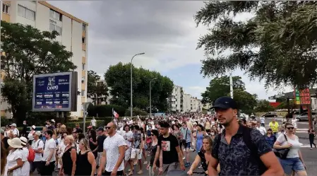  ??  ?? Plus de 2000 manifestan­ts, des poussettes, des gilets jaunes...