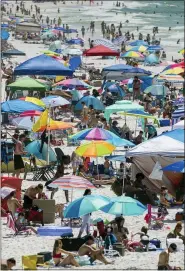  ?? DAVID GRUNFELD — THE ASSOCIATED PRESS ?? People visit Pensacola Beach in Pensacola, Fla., on Saturday, during the coronaviru­s pandemic.