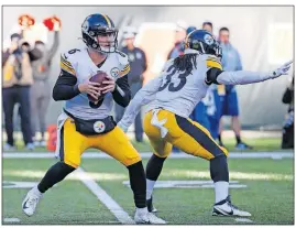  ?? [FRANK VICTORES/THE ASSOCIATED PRESS] ?? Steelers quarterbac­k Devlin Hodges looks to pass during the game against the Bengals, Nov. 24 in Cincinnati.