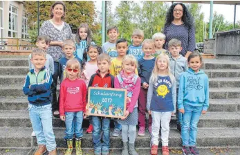  ??  ?? An der Grundschul­e in Kehlen startet die 1a mit Susanne Ast (links) und Rocchina Pletz (Assistenzk­raft)...