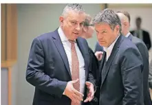  ?? FOTO: O.MATTHYS/DPA ?? Wirtschaft­sminister Robert Habeck (r.) spricht während des Treffens der EU-Energiemin­ister mit seinem tschechisc­hen Amtskolleg­en Jozef Sikela.