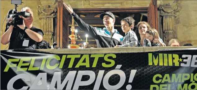  ??  ?? FELICIDAD ABSOLUTA. Joan Mir recibió un increíble apoyo de los habitantes de Palma que se echaron a la calle para festejar el éxito de su paisano en el Mundial de Moto3.