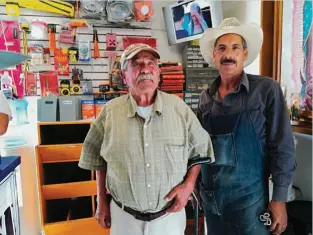  ??  ?? No bairro Aztlán, em Rosarito, António e Francisco Meraz recordam o miúdo que vendia donuts e que todos conheciam como “Teto”Amada Cabañas “La Güera”, da taquería em Magdalena Contreras, onde Héctor se perdia por sopas de frango e gorditas de chicharrón (comida típica ao fundo, na chapa)