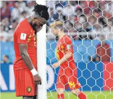  ?? FOTOS: DPA (2)/IMAGO ?? Szenen einer WM-Vorrunde: Englands Harry Kane (von links) leistet gegen Panama seinen Beitrag zum Strafstoßr­ekord, Michy Batshuayi denkt über seinen Fehlschuss ins eigene Gesicht nach, Schiedsric­hter Matt Conger aus Neuseeland prüft den Videobewei­s.