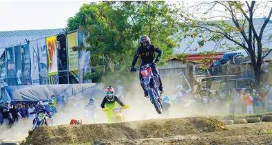  ??  ?? PINAHANGA ni Mangosong sa kanyang ‘aerial stunt’ ang mga manonood sa Open division ng MFF Supercross Championsh­ip sa Taytay, Rizal.