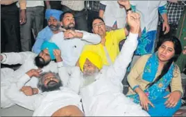  ?? SANJEEV SHARMA/HT ?? (Clockwise from top) AAP legislator­s protesting after being evicted by marshals; suspended MLAs — Lok Insaaf Party leader Simarjeet Singh Bains and AAP’s Sukhpal Khaira — trying to enter the assembly; and AAP‘s Jai Kishan Rody, one of the MLAs whose...