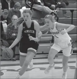  ?? Staff photo/Corey Maxwell ?? MInstEr’s CorrInE MEIrInG looKs to DrIvE tHE BAsElInE As NEw BrEmEn’s LIly LEnnArtz looKs to slow HEr Down THursDAy nIGHt.