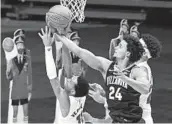  ?? JESSICA HILL AP ?? Villanova’s Jeremiah Robinson-Earl (right) pulls down a rebound over ASU’s Alonzo Verge Jr.