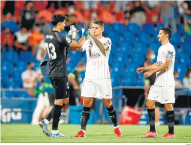  ?? AFP7 ?? El argentino Erik Lamela celebra su decisivo gol con el portero Bono ante Jesús Navas.