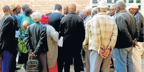  ?? Picture: LOUISE CARTER ?? SEEKING RESTITUITI­ON: Advocate Allan Dodson consults his clients, the Prudhoe clan, outside the Port Alfred Magistrate’s Court on Tuesday