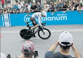  ?? FOTO: AP ?? Chris Froome en el transcurso de la contrarrel­oj inicial del Giro de Italia