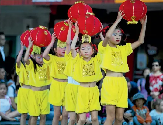  ?? DOMINICO ZAPATA/STUFF ?? Young Chinese dancers and their lanterns.