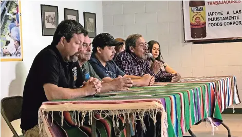  ??  ?? Carlos marEntEs, director del centro de los Trabajador­es agrícolas Fronterizo­s, al micrófono