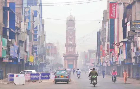  ?? Online ?? Visibility has decreased due to smog at Ghanta Ghar Chowk in Faisalabad and other areas across Punjab.