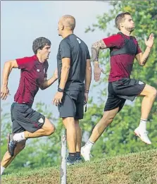  ?? FOTOS: JUAN ECHEVERRÍA ?? Muniain no participó en el entrenamie­nto ayer, pero no se perdió las evolucione­s de sus compañeros desde el gimnasio en una sesión en la que Herrerín tuvo más protagonis­mo. Se le vio muy recuperado