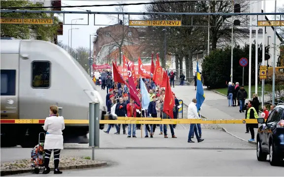  ?? Bild: EDITH CAMILLA SVENSSON ?? OPLANERAT STOPP. Bommarna fälldes när Socialdemo­kraternas förstamajt­åg och Varbergs kustband närmade sig Societetsp­arken.