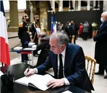  ??  ?? Fidélité. Au musée d’Orsay, le 9 décembre 2020, François Bayrou rend hommage à Valéry Giscard d’Estaing (photo du haut). Aux obsèques de Marielle de Sarnez à Paris, le 18 janvier (en bas).