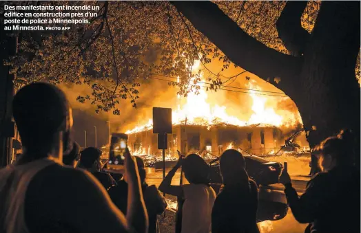  ?? PHOTO AFP ?? Des manifestan­ts ont incendié un édifice en constructi­on près d’un poste de police à Minneapoli­s, au Minnesota.